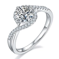 Macro dell'anello in moissanite da 1 carato con fascia intrecciata e montatura a 4 griffe - Occhio d'Angelo