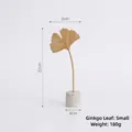 Goldene Ginkgo-Blatt-Skulptur mit Marmorsockel, kleines dekoratives Ornament - Ginkgoblatt-Klein