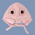 Detail van roze gebreide babymuts met zachte katoenen voering en cartoon ogen - Roze