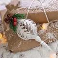Pendaglio natalizio a spirale bianco glitterato con pigne e bacche, set da 2 pezzi - Ciondolo Conchiglia Martin Bianco / 2 Pz