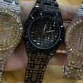 Vista dettagliata di orologi al quarzo con cristalli quadrati in oro, nero e argento - Nero