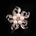 Spilla a fiore elegante con perle bianche e petali d'argento su sfondo nero riflettente - Ghirlanda 3D Argento (XZ04-101B)