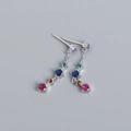 Dettaglio di orecchini lunghi in argento S925 con nappe di zirconi colorati tondi - Argento 925 / Argento Platino (con tappi in plastica)