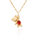 Nahaufnahme der goldenen Teddybär-Halskette mit rotem Edelstein auf weißem Hintergrund - Rot (3#)