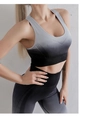 Dettaglio macro del reggiseno yoga sfumato senza cuciture e trama traspirante - S / Grigio Scuro