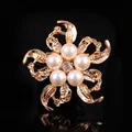 Elegante spilla a fiore dorata con cinque perle e cristallo su sfondo nero - Ghirlanda 3D Oro (xz04-101A)