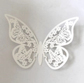 Détail d'un papillon 3D en papier ivoire avec des motifs floraux découpés au laser - Blanc