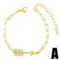 Bracciale a catena dorata minimalista con ciondolo a freccia in zirconi su sfondo bianco - Stile Freccia