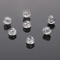Détails macro de fermoirs de boucles d'oreilles en silicone avec disques en métal doré - Fermoirs en Silicone Plaqué Argent