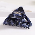 Macro-opname van blauwe marmeren acetaat haarklem met een gouden metalen veer - Blauw Wit Schildpadpatroon (S140-11)