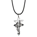Dettaglio del ciondolo a croce in acciaio inossidabile con serpente e ali d'argento - Croce Avvolta da Serpente / Argento Antico