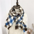 Klassischer Karoschal mit Fransen in Braun und Blau, weicher Winterschal am Model - 62*205cm / Blau gestreiftes Karo