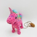 Unicorno di peluche rosa che cammina con criniera colorata e motivo a stelle su bianco - Stella a cinque punte / Motivo a Stelle Rosso Rosa