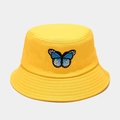 Dettaglio del cappello alla pescatora in cotone giallo con ricamo a farfalla blu - Giallo
