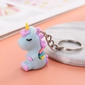 Simpatico portachiavi a forma di unicorno in PVC azzurro con criniera rosa e arcobaleno - Blu Piccolo