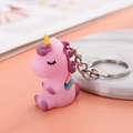 Portachiavi unicorno rosa con capelli viola e corno giallo su base di pietra - Lilla Piccolo
