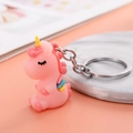Portachiavi con unicorno rosa e anello in metallo argento su sfondo arancione caldo - Rosa Piccolo