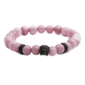 Pulsera de cuentas de piedra rosa con amuleto de calavera en acero negro y fondo blanco - Color gunmetal