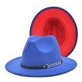 Detail van koningsblauwe wollen fedora met rode rand en stijlvolle gouden ketting - M (56-58cm) / Koningsblauw + Rood