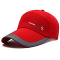 Gorra de béisbol roja para hombre con borde gris y logotipo lateral estampado - Ajustable / Rojo