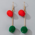 Dettaglio degli orecchini di Natale con pompon in peluche rossi e verdi su ganci dorati - Stile Lungo con Pompon Rossi e Verdi