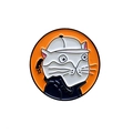 Pin esmaltado de gato blanco de dibujos animados con chaqueta negra y fondo naranja - Gato con Gorra Blanca (CC1982)