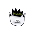 Pin de esmalte de gato blanco con corona negra y letras artísticas de WEEOCW - Gato con Corona WEEOCW (CC1988)