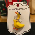 Lindo broche de pato en esmalte amarillo con sombrero azul y cuello de strass en tarjeta - Estilo 3-Pato Amarillo