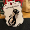 Detalle del tamaño 4,4x2,1 cm y peso 8,2 g de el broche de gato de esmalte negro - Estilo 1-Gato Negro
