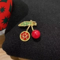 Exquisito broche de cereza con cristales rojos y hojas verdes en base dorada - Estilo 3 Cereza de Diamantes Mixtos