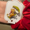 Dettaglio della spilla a scoiattolo con strass rossi e ombrello verde in mano - Scoiattolo Arancione con Ombrello (3)