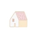 Dettaglio di una spilla smaltata a forma di casa rosa e bianca con placcatura in oro fine - Casetta Rosa