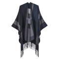 Damen Strickschal mit Farblockmuster und Fransensaum in Blau und Grau gestylt - Kariert Fransen Schwarz Marineblau