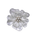 Spilla a fiore argento con perle sintetiche e strass su petali metallici stratificati - Camelia Bianco
