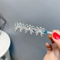 Nahaufnahme der glitzernden silbernen Haarspange mit drei Schleifen und Zirkonia Steinen - Drei kleine Schleifen