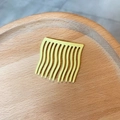Pastellgelber welliger Metallhaarkamm mit 10 Zähnen für süßes Mädchenhaar-Styling - Matter Kunststoff / Hellgelb