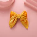 Pince à cheveux nœud en velours jaune gingembre sur un support de présentation rose - Jaune Gingembre