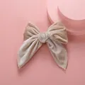 Barrette à nœud papillon en velours champagne élégante sur un support d'exposition rose - Bleu foncé