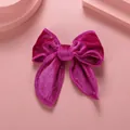 Pince à cheveux artisanale en velours magenta avec un élégant design en queue d'aronde - Rose rouge