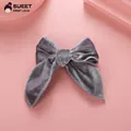 Barrette à cheveux nœud papillon en velours gris faite main sur fond rose doux - Gris