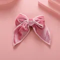 Pince à cheveux artisanale en velours rose avec design élégant en queue d'aronde - Rose Clair