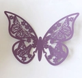 Dettaglio di farfalla in carta perlata viola con intagli floreali traforati fini - Viola scuro