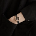 Reloj GEDI para mujer cuadrado minimalista con caja de oro rosa y correa de malla negra - Color gunmetal