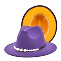 Détail d'un chapeau bicolore en laine avec extérieur violet et doublure jaune vif - M (56-58cm) / Violet + Jaune