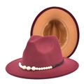 Détail du chapeau en laine bordeaux avec ruban de perles et intérieur couleur chameau - M (56-58cm) / Rouge Vin + Camel