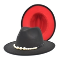 Détail du chapeau en feutre avec garniture de perles et doublure intérieure rouge vif - M (56-58cm) / Noir + Rouge
