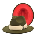Dettaglio del cappello fedora bicolore verde oliva e rosso con fibbia in similpelle - M (56-58cm) / Verde Militare + Rosso
