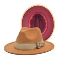 Nahaufnahme des zweifarbigen Fedora-Huts in Kamel und Burgund mit Schnallen-Lederband - M (56-58cm) / Kamel + Weinrot