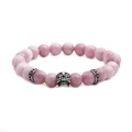 Pulsera para hombre de ágata rosa 8mm con calavera de acero inoxidable en fondo blanco - Plateado