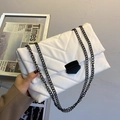 Weiße Stepptasche mit V-Nähten und schwarzer Metall-Geometrieschnalle für Damen - Weiß